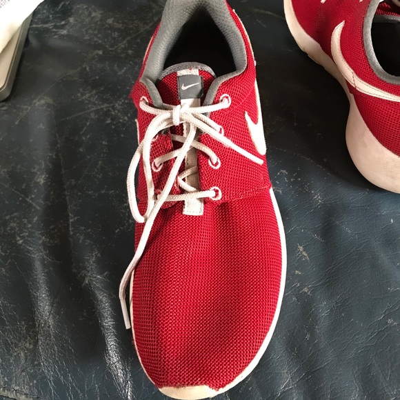 Red Nike roshes - Picture 3 of 7